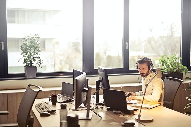 Illustration vacancies user support for Flemish Supercomputer Center (picture by Andrea Piacquadio: https://www.pexels.com/)